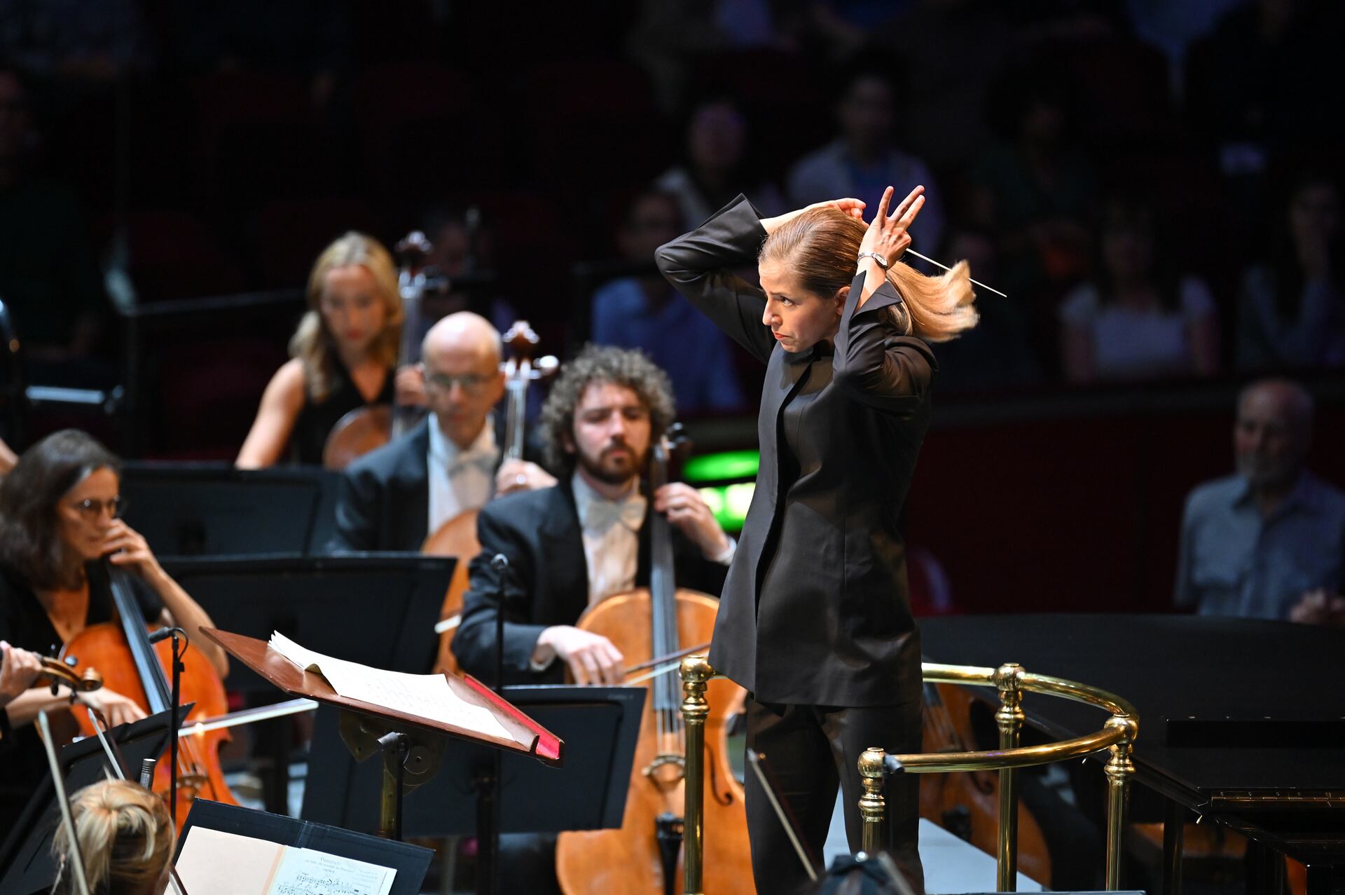 La directora Karina Canellakis y algunos integrantes de la BBC Symphony durante la interpretación de ‘Las criaturas de Prometeo’ de Beethoven, el pasado lunes en Londres.