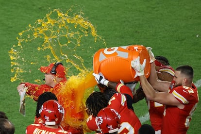 O treinador dos Chiefs, Andy Reid, recebe o tradicional "banho".