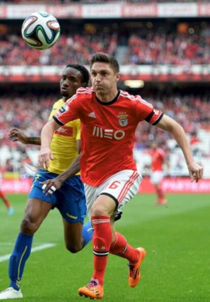 Siqueira, durante un partido con el Benfica 