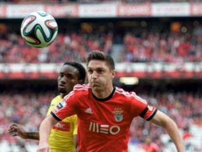 Siqueira, durante un partido con el Benfica 