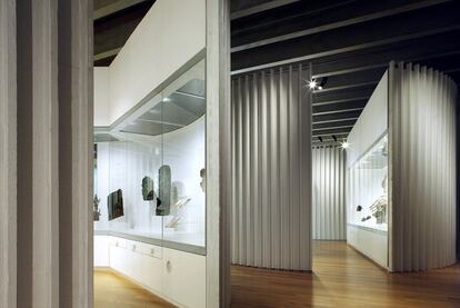 El estudio de arquitectura Antwerp's B fue el encargado del diseño interior del museo, diferente en cada planta, pero acorde con una idea integral: convertir la visita en una experiencia total, no en una mera contemplación de obras de arte. La disposición interior de cada sala responde a una escenografía donde se desarrolla dicha vivencia.