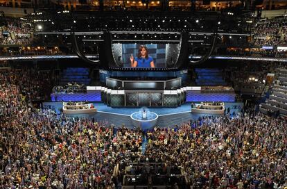 La primera dama de EEUU, Michelle Obama, afirmó que en las elecciones de noviembre está en juego decidir 'quién tendrá el poder para dar forma' a las vidas de todos los niños estadounidenses, durante su discurso en la Convención Demócrata de Filadelfia.