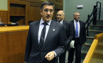 López precede a los parlamentarios socialistas Rodolfo Ares y José Antonio Pastor, antes de iniciarse el pleno de control de ayer.
