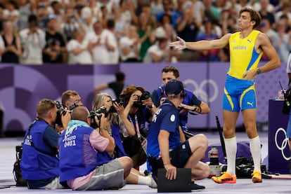 Armand Duplantis posa ante los fotógrafos en el Stade de France.