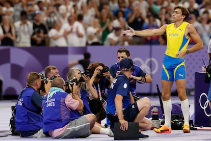  Armand Duplantis posa ante los fotógrafos en el Stade de France.