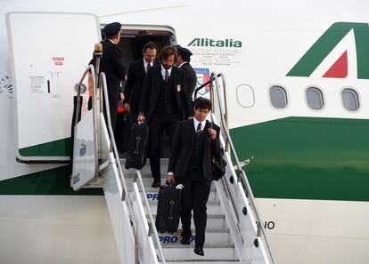 Albertini, Pirlo y Prandelli, a su llegada a Brasil.