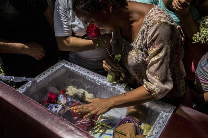 Roxana del Carmen García llora sobre el ataúd de su esposo, Josué Rafael Palacios, un carpintero de 33 años que murió durante los enfrentamientos entre paramilitares y rebeldes en Monimbó (Masaya).