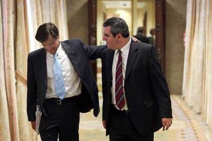 El ministro de Justicia, Juan Fernando López Aguilar (izquierda), con Julio Villarubia ayer en el Congreso.