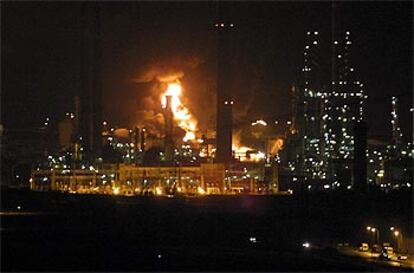 La planta de Repsol Petróleo en Puertollano continúa en llamas.