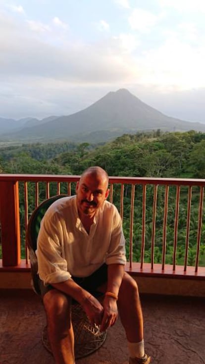 Juan Duyos, en el parque nacional del Volcán Arenal, en Costa Rica.