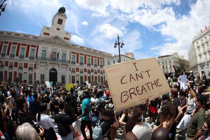 Un cartel en la manifestación antirracista celebrada este domingo en la Puerta del Sol, en Madrid, muestra el lema "I can't breathe" (No puedo respirar), las últimas palabras de George Floyd.