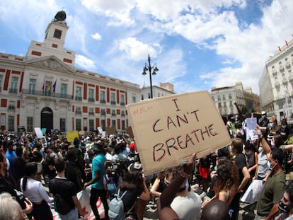 Un cartel en la manifestación antirracista celebrada este domingo en la Puerta del Sol, en Madrid, muestra el lema "I can't breathe" (No puedo respirar), las últimas palabras de George Floyd.