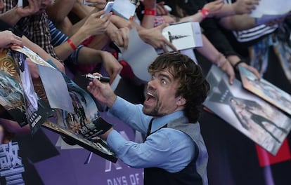 Los esfuerzos de sus progenitores por naturalizar el problema genético de su hijo terminaron por forjar en Dinklage una personalidad arrolladora. En la imagen, el actor firmando autógrafos en 2014.