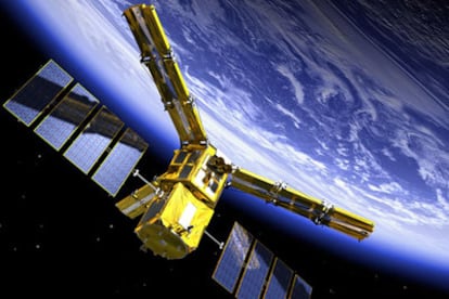 Ilustración del satélite <i>Smos </i>en órbita de la Tierra.