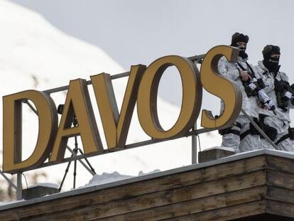 As forças especiais suíças no telhado do hotel Kongress em Davos.