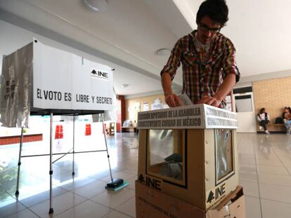 Un hombre vota en la Ciudad de México.