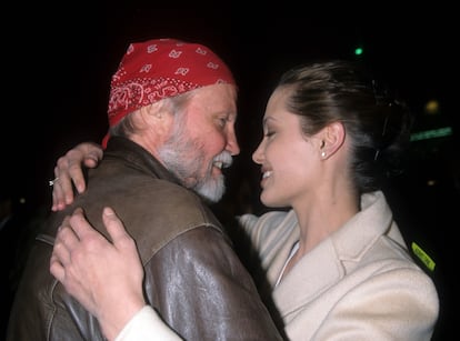 Jon Voight y Angelina Jolie en 1998.
