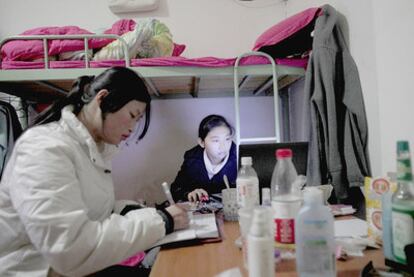 Un sueldo de 224 euros al mes y una cama en un sótano compartido se consideran unas buenas condiciones laborales en China.