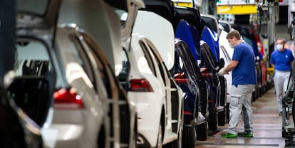 trabajador en la fábrica de Volkswagen en Wolfsburg, Alemania