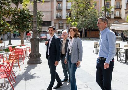 El coordinador de 'Levanta Jaén', Javier Saigner, (2d) y el coordinador de 'Jaén Merece Más', Juanma Camacho (2i) en el acto de la presentación de su candidatura conjunta a las elecciones andaluzas.