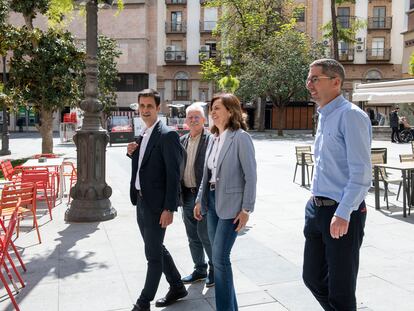 El coordinador de 'Levanta Jaén', Javier Saigner, (2d) y el coordinador de 'Jaén Merece Más', Juanma Camacho (2i) en el acto de la presentación de su candidatura conjunta a las elecciones andaluzas.