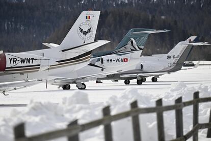 Aviones privados de asistentes al foro de Davos en el aeropuerto de Engadin, cercano a la localidad suiza. 
