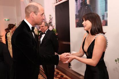 Guillermo de Inglaterra saluda a Ana de Armas en el Royal Albert Hall, en el estreno de 'Sin tiempo para morir', la 25ª película de James Bond.