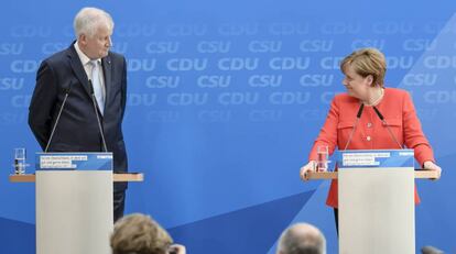 La canciller alemana, Angela Merkel, y el primer ministro bávaro y jefe de la Unión Socialcristiana (CSU), Horst Seehoffer.