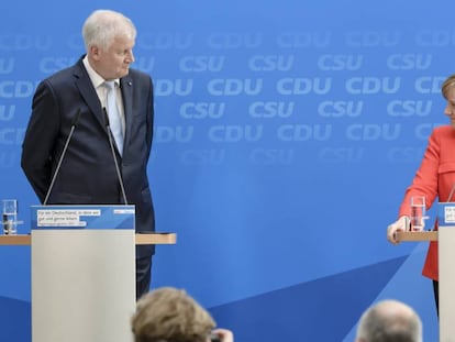 A chanceler alemã Angela Merkel e o governador da Baviera e líder da União Social-Cristã (CSU), Horst Seehofer.