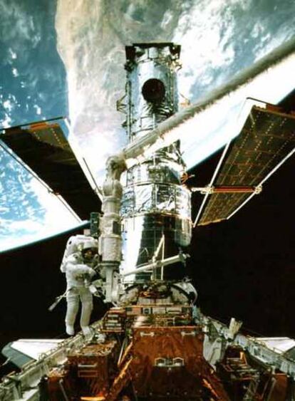 Un astronauta trabaja en el <i>Hubble</i>, sobre el transbordador, en 1997.