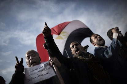 Manifestantes lanzan soflamas contra Mubarak en la Plaza de la Liberación de El Cairo.