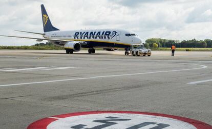 Un avión de la aerolínea irlandesa Ryanair espera en el aeropuerto de Charleroi (Bélgica).