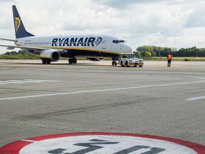 Un avión de la aerolínea irlandesa Ryanair espera en el aeropuerto de Charleroi (Bélgica).