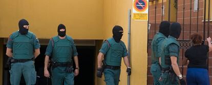 Agentes de la Guardia Civil en un registro en un domicilio de La Línea en una operación contra el tráfico de drogas
