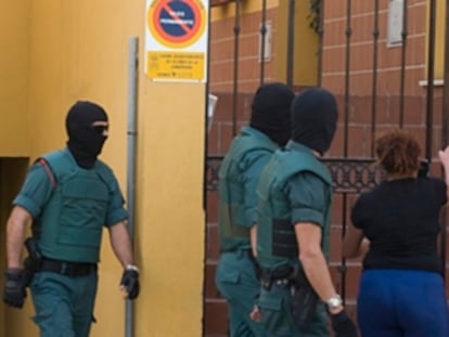 Agentes de la Guardia Civil en un registro en un domicilio de La Línea en una operación contra el tráfico de drogas