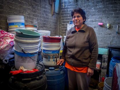 María Hernández con su colección de cubos. Cuando llueve, esta vecina de Santo Tomás Ajusco saca sus decenas de tambos y deja que se llenen para utilizar el agua después. Como la mayoría de sus vecinos, no tiene acceso al agua corriente. Hoy han venido a instalarle su sistema de captación.
