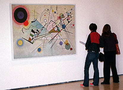 Dos visitantes, ante la primera obra de Kandinsky que adquirió Solomon R. Guggenheim para su colección: <i>Composición 8 </i><b>(1923)</b>