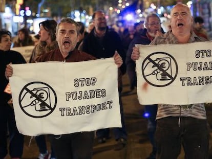 Vecinos de Nou Barris en una de las protestas contra la subida de tarifas.