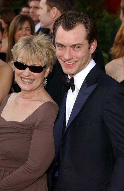 El actor Jude Law, vestido de Dunhill, llegó a la gala de 2004 acompañado por su madre Maggie. Fue el año en que se encumbró la trilogía de 'El señor de los anillos'. Ese año se llevó 11 estatuillas.