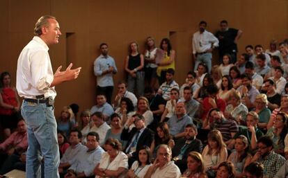 Alberto Fabra, durante su intervención en el foro de Nuevas Generaciones. En primera fila, Rita Barberá y otros dirigentes del PP.