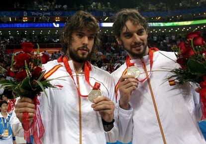 Los hermanos Gasol, con la medalla de plata de Pek&iacute;n 2008