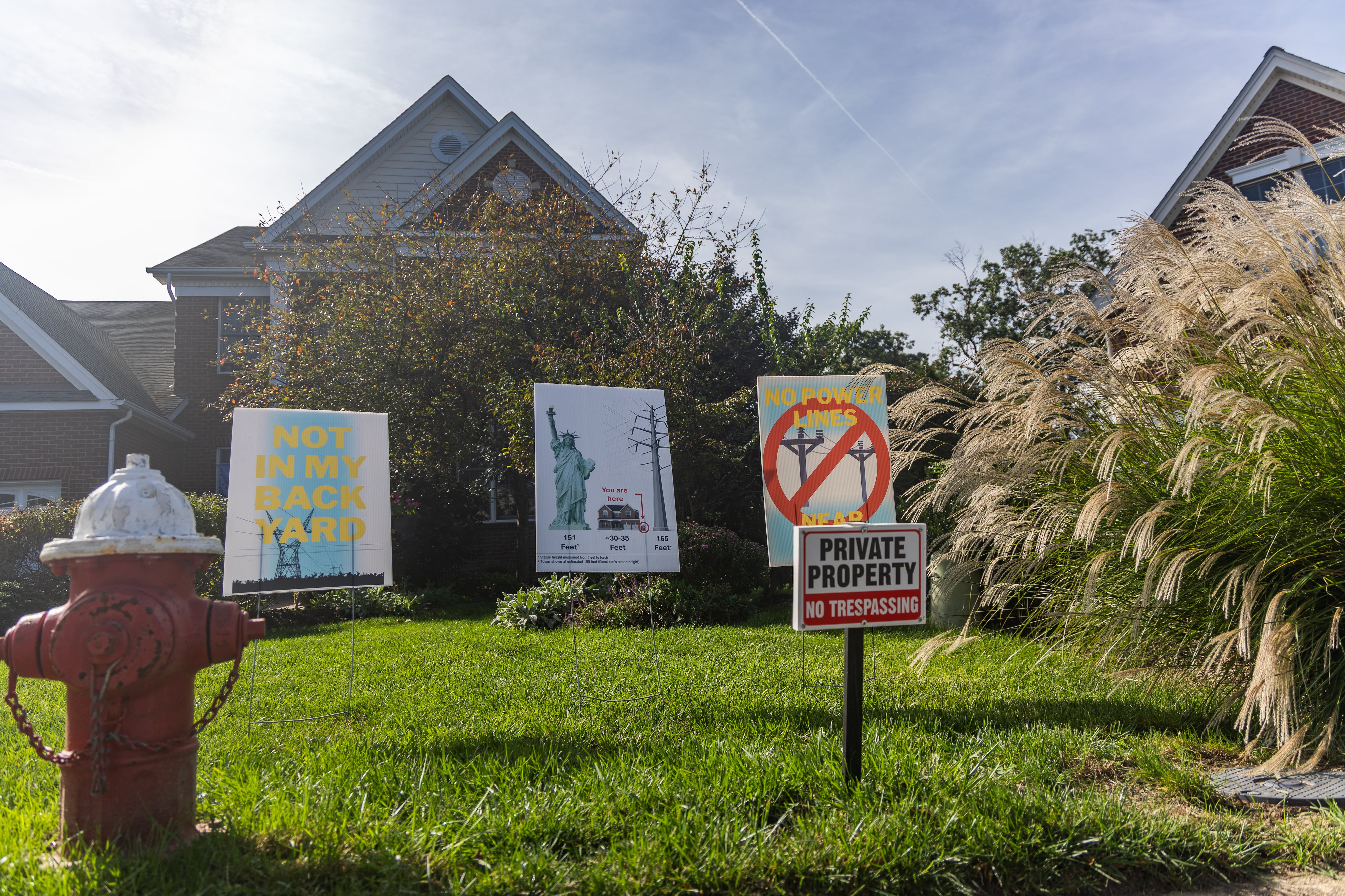 Carteles en el jardín de Vicky Hu, en Ashburn.