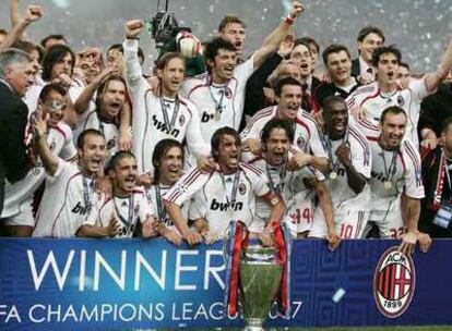 Los jugadores del Milan celebran la séptima Copa de Europa del equipo italiano.