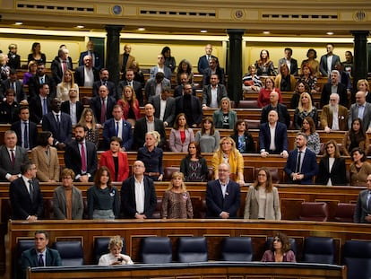 La bancada del PSOE se levanta en bloque para decir su voto a favor de la tramitación de la reforma del delito de sedición en el Congreso de los Diputados, la madrugada de este viernes en Madrid.