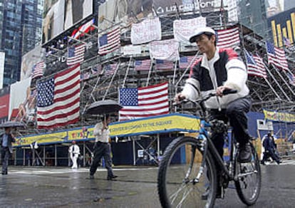 Los anuncios y las luces de Times Square han dejado paso a los carteles de solidaridad con las víctimas y las banderas.