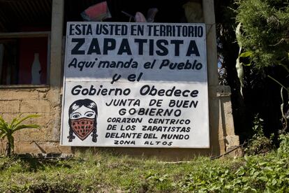 Cartel colocado en la carretera, fuera del poblado zapatista de Oventic.