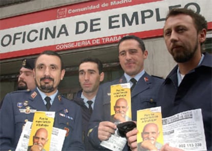 Varios militares uniformados piden a las puertas de una oficina del paro una segunda oportunidad.