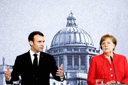 Emmanuel Macron y Angela Merkel en una rueda de prensa este jueves en Berlín.