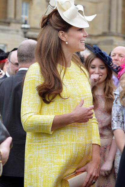 Kate rompió con toda superstición al escoger un vestido lady amarillo que combinó con un maxi tocado para acudir a la tradicional fiesta del té de Isabel II en el Palacio de Buckingham.