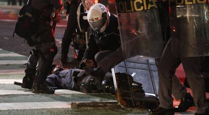 Policial é ferido por uma pedra durante o protesto contra o impeachment de Dilma em São Paulo,